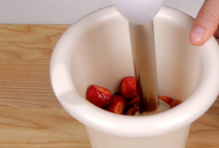 1. Этап. Торт-десерт Дары лета: 6. Желатин соедините с холодной кипяченой водой и оставьте для набухания. Для сиропа доведите до кипения сахар и воду. Остудите. Клубнику измельчите блендером и доведите до кипения. Проварите 15 минут, постоянно помешивая.