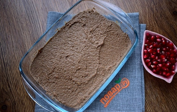 1. Этап. Паштет из куриной печени с коньяком и гранатовым желе: Переложите томленную в сливках печень в блендер, измельчите до однородности. Выложите в прямоугольную форму, разровняйте верх.