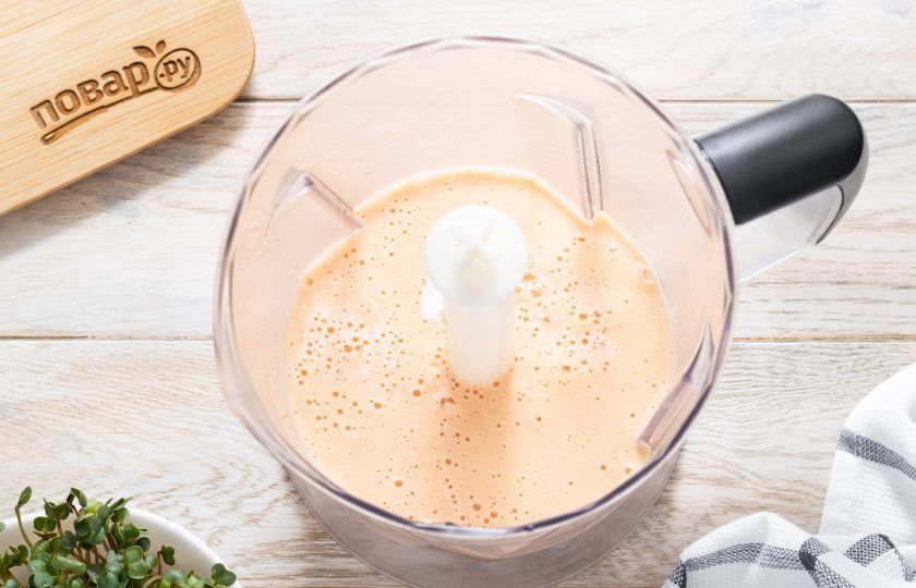 1. Этап. Лепешки из красной чечевицы: После измельчите в блендере чечевицу вместе с водой, в которое она замачивалась. Получится жидкое тесто, как на блины или оладьи.