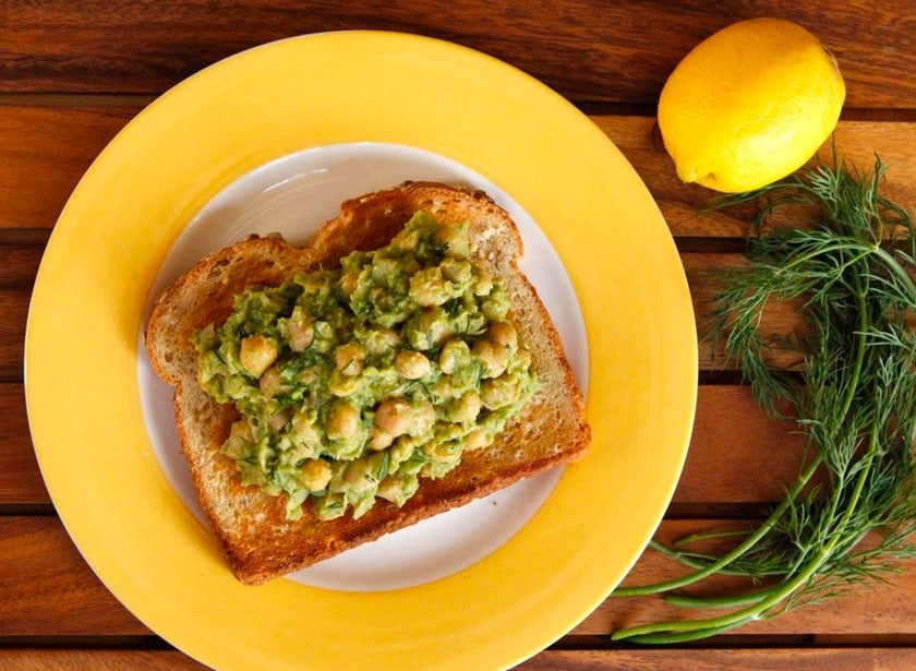 1. Этап. Салат из авокадо и нута: 3. В салат добавьте сок лимона, соль и перец. Перемешайте. Приятного аппетита!