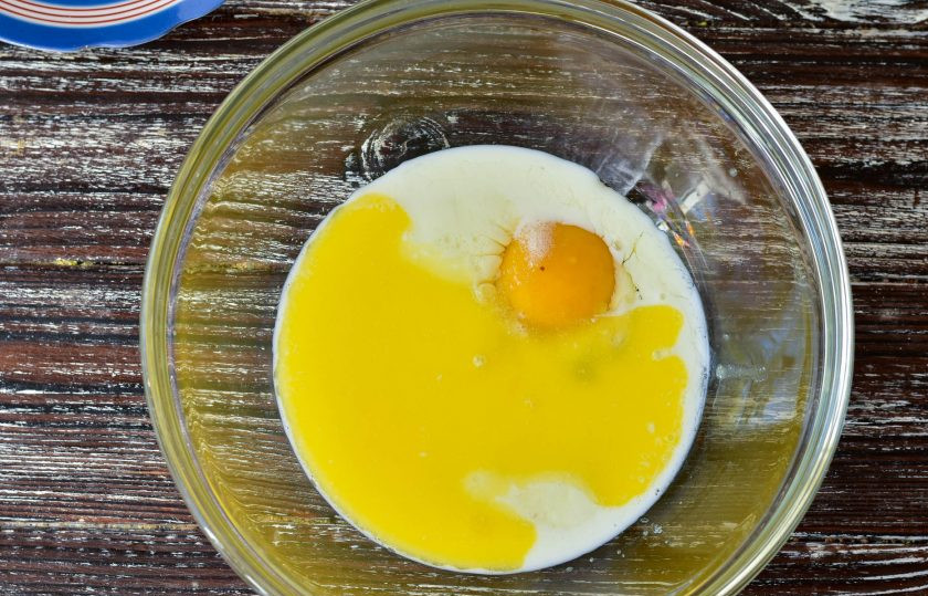 1. Этап. Норвежские вафли: Затем влейте растопленное сливочное масло.