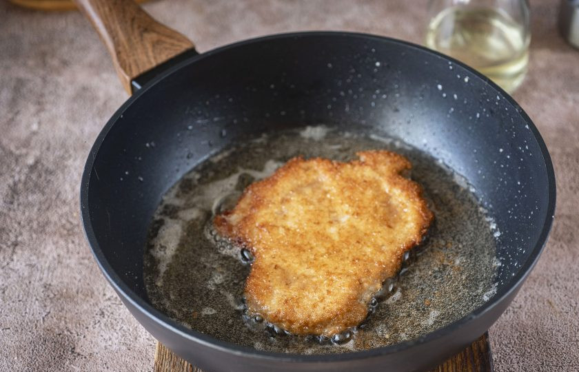 1. Этап. Котлеты отбивные из свинины: Затем переверните на другую сторону и обжарьте с другой стороны до золотистой корочки. Так же приготовьте котлеты из остального мяса.