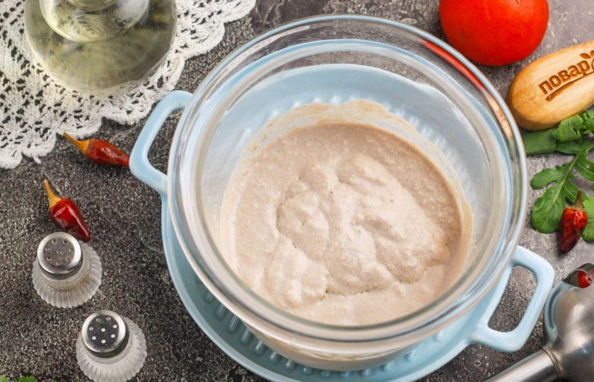 1. Этап. Рыбный мусс: Тщательно отпюрируйте все погружным блендером в течение 2-3 минут, но не больше, чтобы сливки не сбились в масло. Выложите рыбный мусс в пиалу или соусник и поместите в холодильник минимум на 30 минут, максимум — на ночь, чтобы сливки загустели и мусс стал более плотным по консистенции.