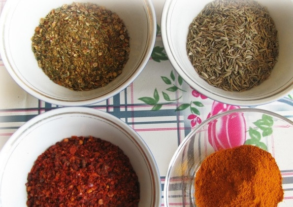 1. Этап. Узбекский плов из свинины: 7. Теперь можно посолить блюдо и добавить специи. Аккуратно перемешать и влить воду, чуть выше уровня мяса. Накрыть крышкой и тушить на медленном огне.