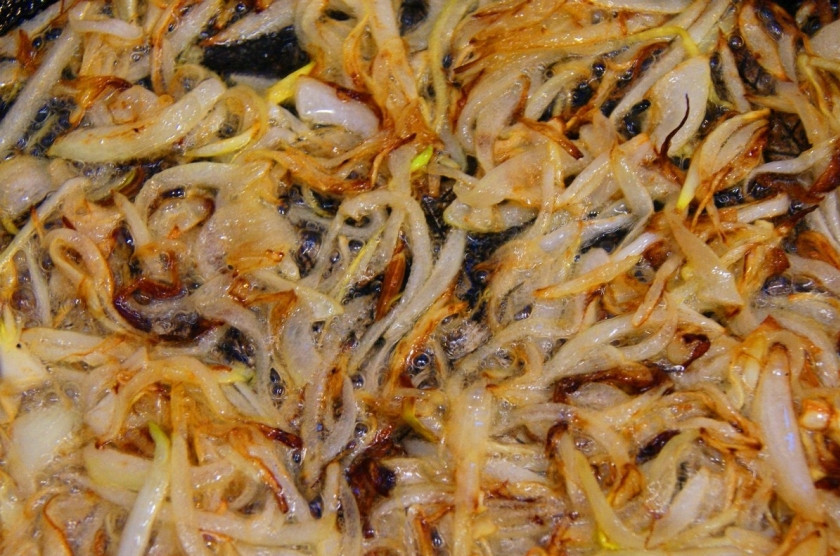 1. Этап. Редька маргеланская: 4. Отдельно на растительном масле обжариваем лук (до черных кончиков), после чего отправляем его к салату.