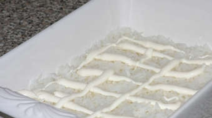 1. Этап. Салат из ставриды: Возьмем глубокий салатник и смажем дно не толстым слоем майонеза и поверху распределим вареный рис. Сверху слой риса промажем майонезом.