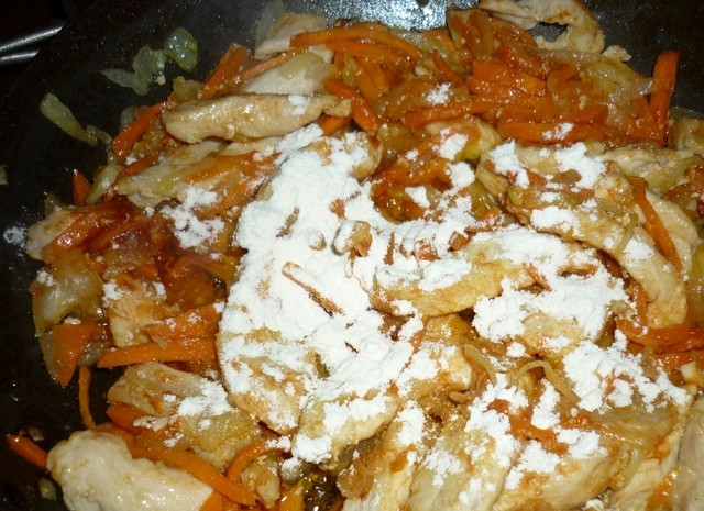 1. Этап. Гуляш из куриной грудки: Далее подходит черед муки, хорошенько ее перемешайте с курицей.