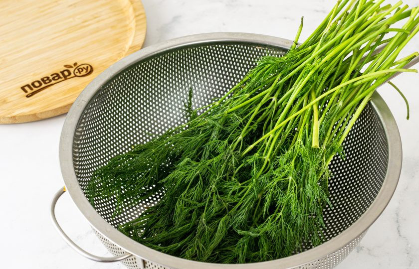 1. Этап. Укроп на зиму: Укроп промойте, откиньте на сито и обсушите.
