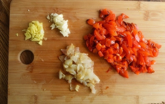 1. Этап. Пряный картофельный салат с укропом: С перца снимите кожицу, нарежьте овощ мелкими кубиками. Печеный лук также мелко нарежьте. Чеснок, имбирь измельчите.