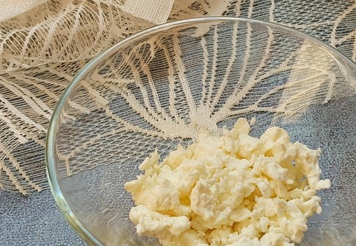 1. Этап. Творожный салат с грушей и шелковицей: Отмерить творог. Немного размять вилкой, если потребуется.