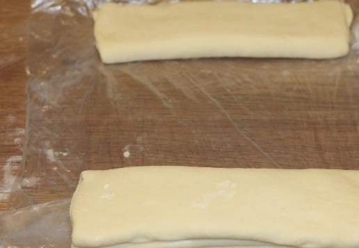 1. Этап. Слоеные пирожки с луком и картошкой: 11. Четыре слоя теста перестилаем пленкой или прозрачным пакетом и убираем в морозильник на 30 минут. Такое тесто можно сохранять долго, и брать по мере необходимости, использовать для пирогов, булочек...