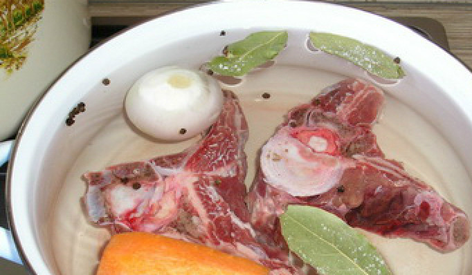 1. Этап. Суп из говядины с томатной пастой: В большую кастрюлю наливаем воду. Кладем туда лавровый лист, перец горошком, очищенную луковичку, одну морковь и промытую в проточной воде говядину. Добавляем соль, ставим на тихий огонь.