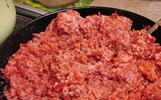 1. Этап. Котлеты из свёклы и моркови: 5. Далее отправляем свеклу в сковороду к морковной массе, солим и перемешиваем все.