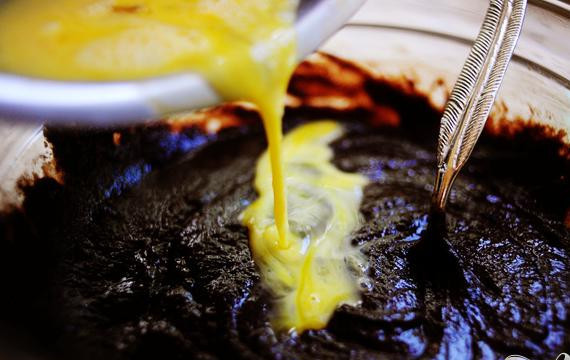 1. Этап. Шоколадные пирожные в глазури: 2. В отдельной посуде слегка взбить венчиком яйца. Постепенно добавить яйца в шоколадную смесь, помешивая.