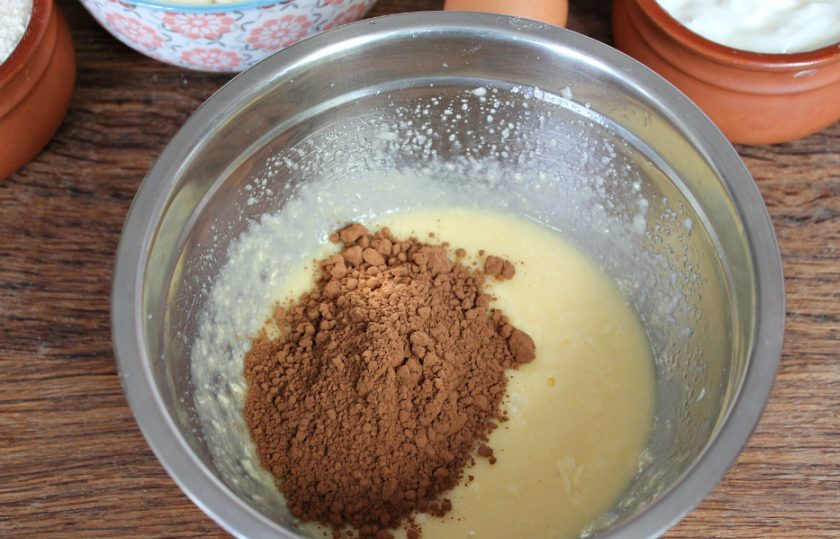 1. Этап. Тертый шоколадный пирог с творогом: Насыпаем какао.