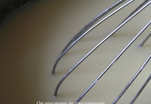 1. Этап. Кокосовый торт-безе с ананасами: Хорошо перемешайте венчиком.