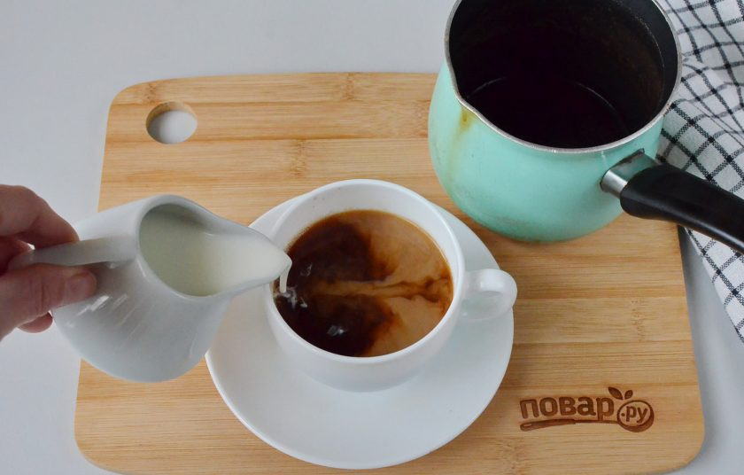 1. Этап. Кофе с молоком: Добавьте подогретое молоко.