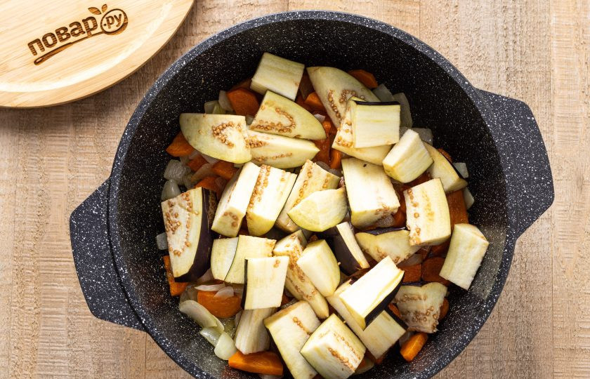 1. Этап. Баклажаны 5 овощей на зиму: Баклажаны помойте, нарежьте крупными брусочками. Добавьте к остальным овощам. Потомите около 5 минут.