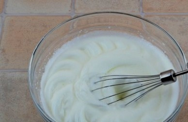 1. Этап. Пудинг из манки: Белки взбиваем в пышную пену, до устойчивых пиков.