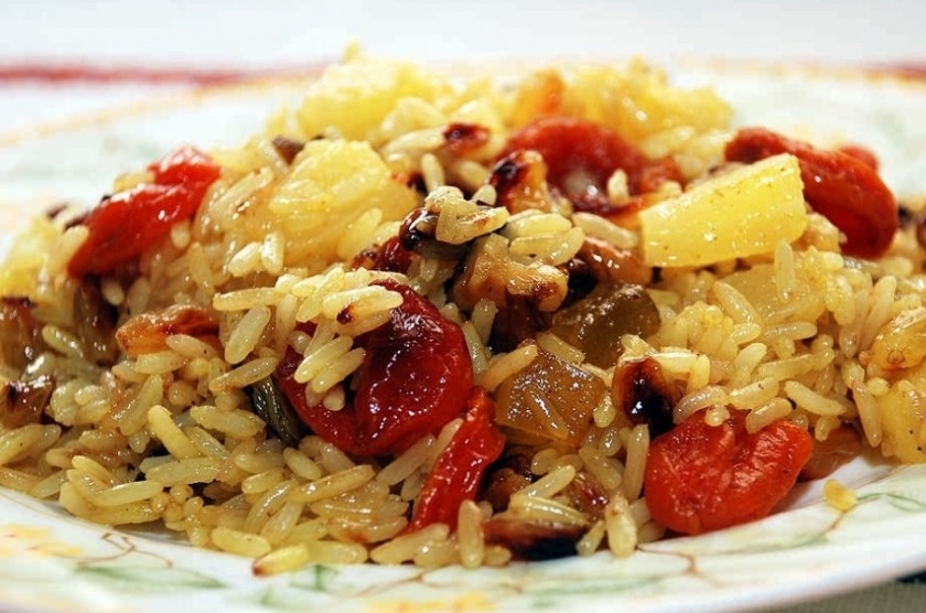 1. Этап. Постная рисовая каша с сухофруктами: Готовую постную рисовую кашу с сухофруктами можете заправить медом. Приятного аппетита!