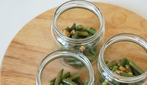 1. Этап. Салат с тушёнкой из индейки: На дно баночек разложить фасоль, полить ложкой соуса.