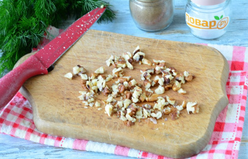 1. Этап. Куриная печень с грецкими орехами: Грецкие орешки нарежьте ножом на небольшие кусочки.