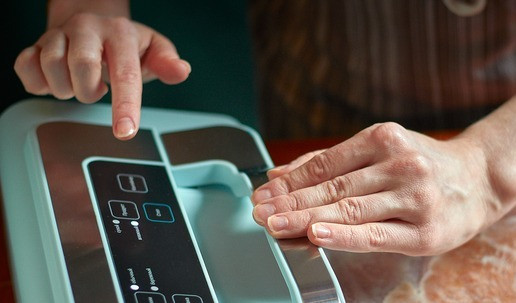 1. Этап. Индейка су-вид с тыквой: Вакуумируем пакет. Я использовала режим для влажных продуктов.