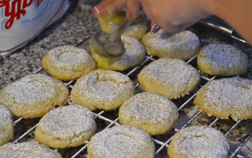 1. Этап. Творожно-банановое печенье диетическое: 2. Запекаем печенье 15-20 минут в разогретой до 180 градусах духовке. По желанию посыпаем сахарной пудрой и кокосовой стружкой, но это добавит калорийности. Ждем, пока печенье полностью остынет.