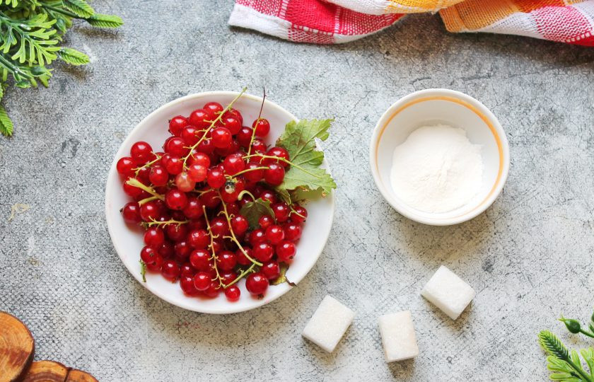 1. Этап. Джем из красной смородины с пектином: Подготовьте все необходимые ингредиенты для приготовления джема из красной смородины и пектина. Красную смородину берите не мятую, плотную и хорошо созревшую. Банки стерилизуйте любым удобным способом, главное, чтобы они бы сухими к тому времени, когда будете разливать джем.