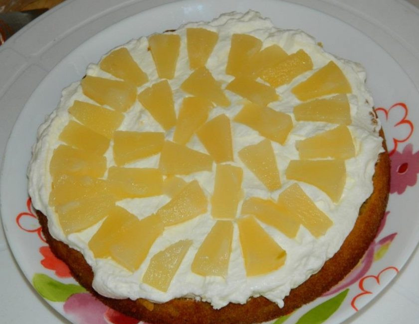 1. Этап. Торт на крестины: Каждый корж пропитайте соком от ананасов, смажьте кремом и выложите кусочки ананасов.