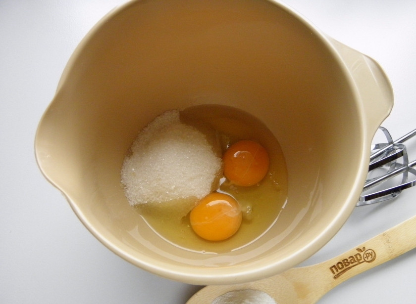 1. Этап. Ленивый медовик: Яйца взбейте миксером с сахаром до образования пышной светлой массы.