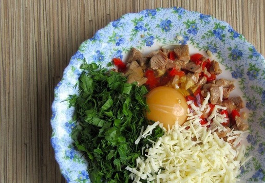1. Этап. Заливные пирожки с индейкой: Добавьте яйцо, зелень и примерно половину сыра. Перемешайте, начинка готова.