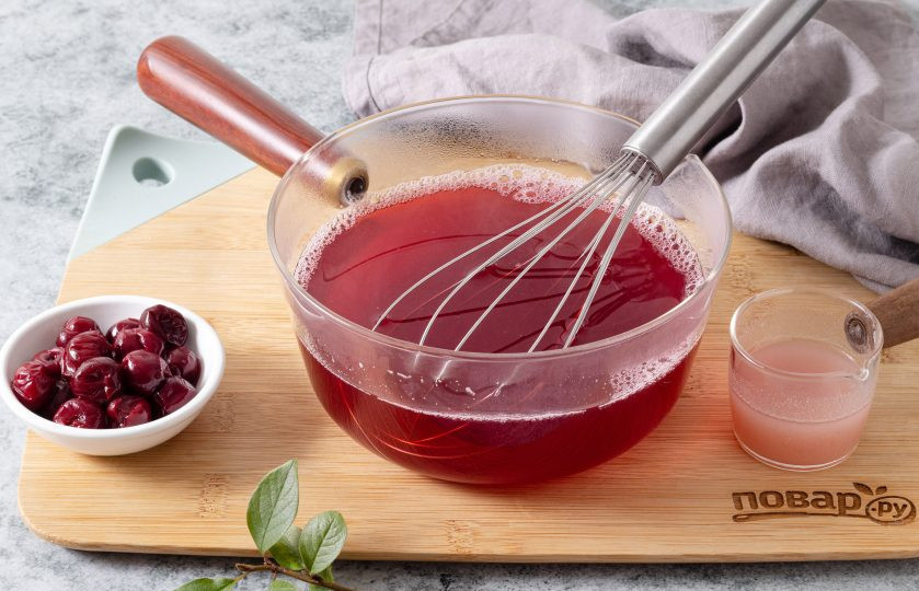 1. Этап. Вишневое желе: Перелейте процеженный компот обратно в сотейник. В небольшом (15-20 мл.) количестве компота разведите порошок агар-агара. Доведите почти до кипения компот, влейте разведенный агар-агар и варите 1-2 минуты, постоянно помешивая венчиком.