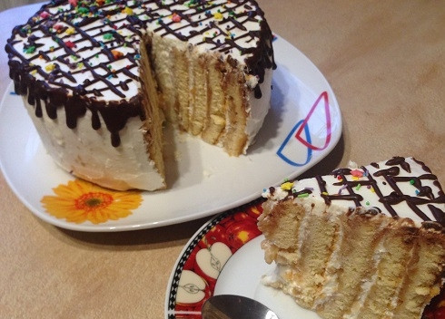 1. Этап. Торт из яблочного рулета: 15. Самое главное - этот торт не должен настаиваться, его можно подавать к столу сразу же:) Вот такой он в разрезе.