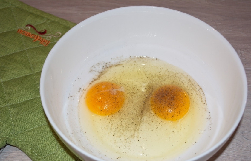 1. Этап. Пирог на сметане с курицей: В мисочку вбейте яйца. Добавьте соль, разрыхлитель и специи.