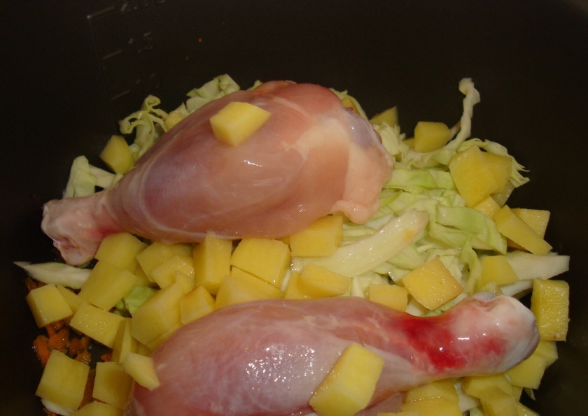 1. Этап. Щи с курицей в мультиварке: Закладываем промытые куриные голени и картофель кубиками.