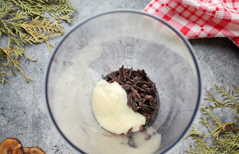 1. Этап. Глянцевая шоколадная глазурь для торта: Шоколад мелко порубите и выложите в высокий стакан для взбивания. Добавьте к шоколаду сгущенное молоко.