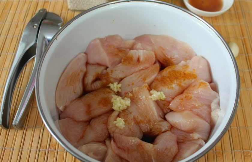 1. Этап. Куриная грудка по-восточному: Чеснок пропустите через пресс.