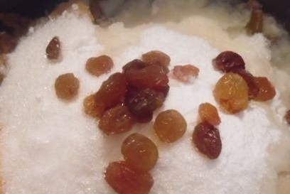 1. Этап. Гречневые оладьи: 5. В последнюю очередь засыпаем сахар или мед, изюм или курагу (и можно немного корицы по вкусу). Тесто готово.