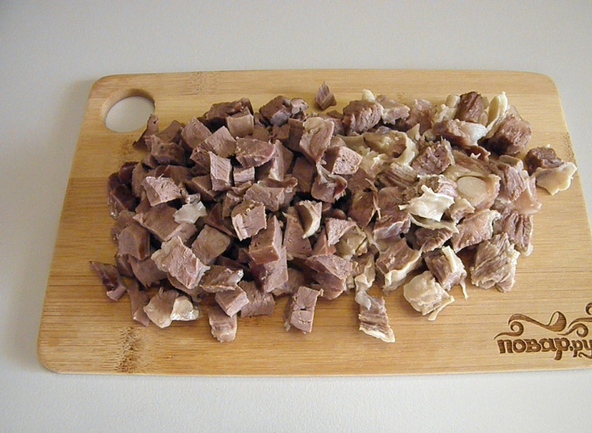 1. Этап. Солянка классическая: Порежьте мясо кубиками среднего размера.
