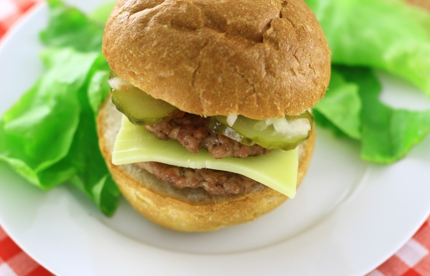 1. Этап. Двойной гамбургер: На котлету кладём сыр. Тот самый ломтик, который отложили на пустую половинку булочки. Теперь вторую котлету. И накрываем пустой половинкой булочки. Вот и получился Двойной гамбургер.