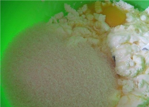 1. Этап. Пирог Европейский: 2. Вбейте в тесто яйцо, положите майонез, посолите и добавьте сахар. Хорошо смешайте продукты. Добавляйте понемногу муку. Хорошо вымешивайте тесто. В результате у вас должна получиться смесь, по консистенции напоминающая густую сметану.