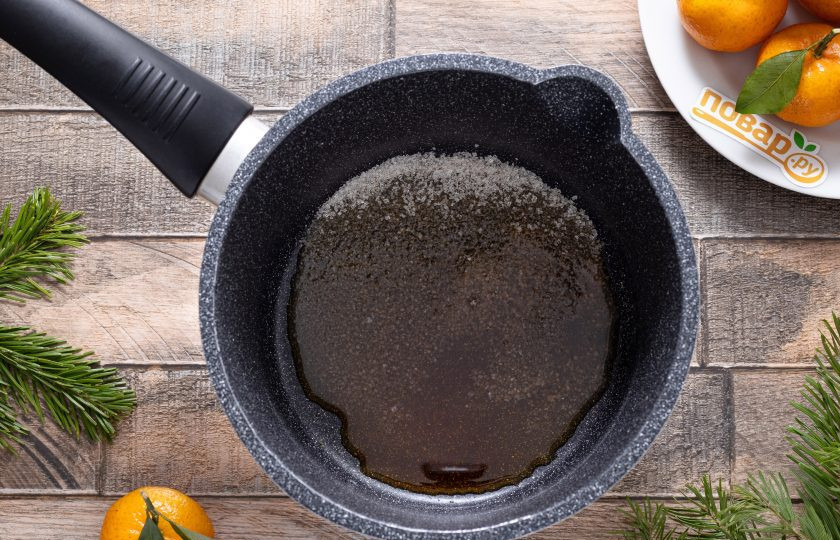 1. Этап. Домашнее имбирное печенье: В ковшик или сотейник насыпьте половину сахара и растопите его до жидкого состояния.