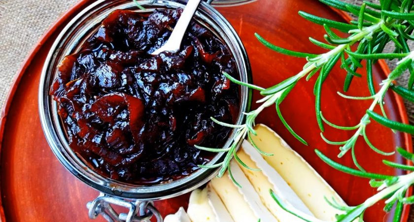 1. Этап. Луковый мармелад: 4. Потом дайте жидкости полностью выпариться: немного увеличьте огонь и откройте кастрюлю, постоянно помешивайте лук. В таком состоянии вы можете переложить мармелад в баночки. Приятного аппетита!