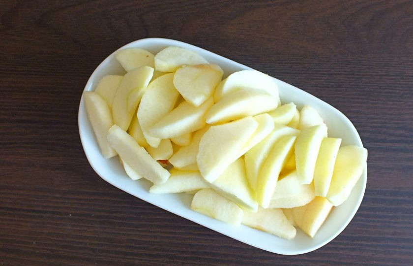 1. Этап. Сахарный пирог с яблоками: Подготовьте яблоки. Снимите кожуру, удалите семенную коробочку. Нарежьте на дольки толщиной 1,5-2 см.