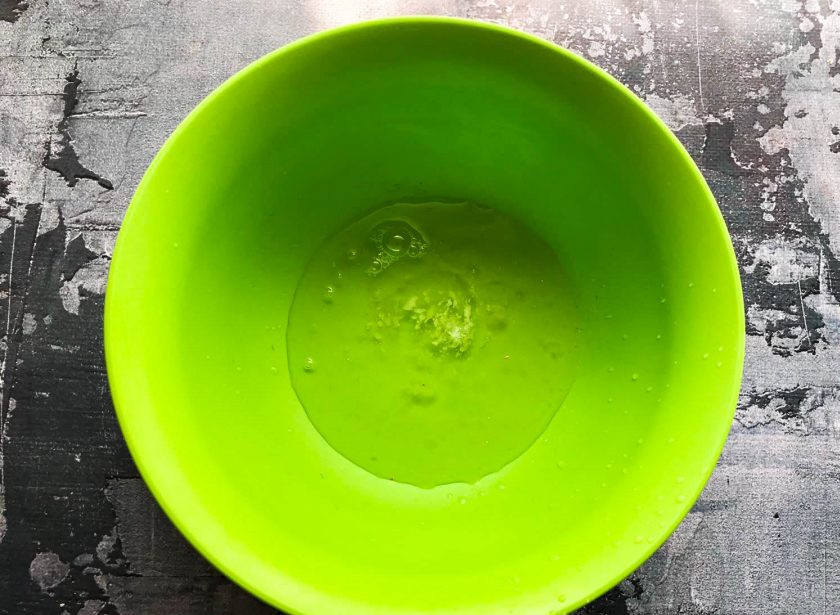 1. Этап. Шарлотка из геркулеса с яблоками: Белки отделите от желтков. Белки выложите в сухую емкость и добавьте щепотку соли.