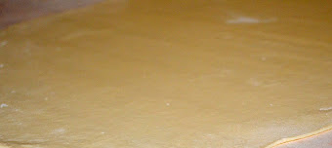 1. Этап. Фытыр по-египетски: Каждую часть раскатываем как можно тоньше, но оно не должно порваться. Это достаточно трудоемко, так как тесто тугое.