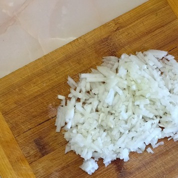 1. Этап. Ёжики: 1 головку лука мелко нарезать и обжарить на растительном масле до готовности.