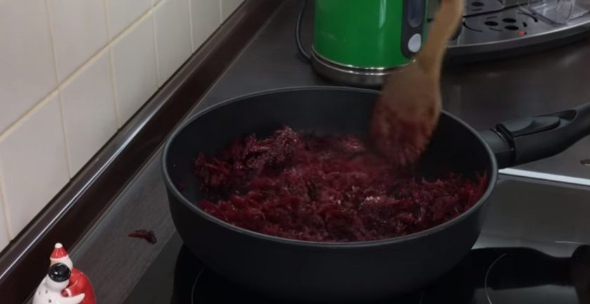 1. Этап. Икра из свеклы просто и недорого: 1. В сковородку добавьте растительное масло и отправьте туда тертую на крупной терке свеклу. Добавьте сок лимона, сахар, соль и перемешайте.