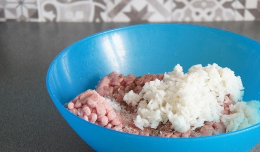 1. Этап. Ленивые голубцы в беконе: Посолить, приправить специями. Перемешать фарш и отбить, т. е. поднять и бросить назад в миску. Так фарш станет нежнее.